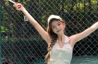 沉浸在Min.E (민이)的美图精选中，LeeheeExpress–LEHF让你眼前一亮